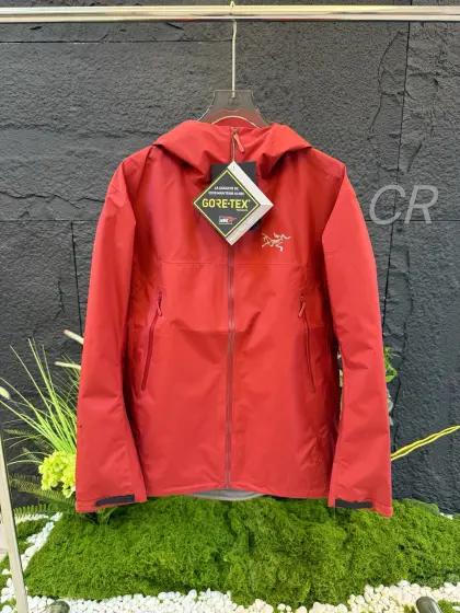2025新款新色 【顶级品质 区别通货】 官网版本 原版面料 ARC’TERYX/始祖鸟-beta lightweight防水防风透气连帽休闲夹克外套 系列连帽城市户外轻量化防风防水简约纯色百搭夹克冲锋衣,采用bluesign@认人证的采用带经编背村 N40LGORE-TEX面料 胸前采用ARC TERYX徽标四次压胶工艺,整衣3D立体仿生学设计衣长臂弯Tri-Durance防水防雨面料,全套客供辅料,腋下YKK双向拉链,这款Beta LW夹克设计简洁而通用,可提供高山环境所需的性能.轻薄而耐磨适合多种活动穿着. 头盔兼容StormHoodTM兜帽防护良好且不影响视线,插手口袋设有WaterTightTM拉链,便于取放物品,腋下拉链便于快速通风,拼接设计使活动自如. BRTA LW是最新Arc’teryx的明星产品,一直在高山恶劣环境中表现突出,现在功能更强大,重量更轻.自行区别市面低版本,硬核货,强力推荐入手,上身效果巨好. • 可调节性:部分款式可能配备可调节的袖口、下摆和帽子等,以适应不同的天气条件和个人需求. • 防风防水:采用先进的面料技术,如 GORE-TEX 等,确保冲锋衣具有良好的防风和防水性能,保护身体免受风雨的侵袭. • 透气性能:通过合理的面料选择和设计,保证冲锋衣具有良好的透气性能,让身体在活动中保持干爽舒适. 这些版型设计特点使得始祖鸟冲锋衣 Beta Light Weight 适合多种户外活动,如徒步、登山、露营等,同时也能在日常生活中提供一定的保护和舒适性 颜色:波尔多红 (下单可报身高体重) S 衣长 74 胸围 112 肩宽49袖长77 M 衣长 76 胸围116 肩宽50袖长79 L 衣长78 胸围120 肩宽51 袖长81 XL衣长80胸围124肩宽52袖长83 XXL 衣长82胸围128 肩宽53袖长85 推荐身高 推荐体重 S 160-170 100-120 M 165-175 120-140 L 170-180 140-160 XL 175-185 160-180 XXL 180-190 180-200